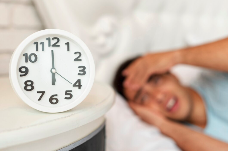 Los estudios demuestran que los horarios de sueño tienen una gran influencia en las actitudes y productividad de las personas. De hecho, la mayoría de las personas son más productivas a primera hora de la mañana porque durante las primeras dos o tres horas después de despertarse, la mente aún está despejada y centrada en la realización de tareas. 