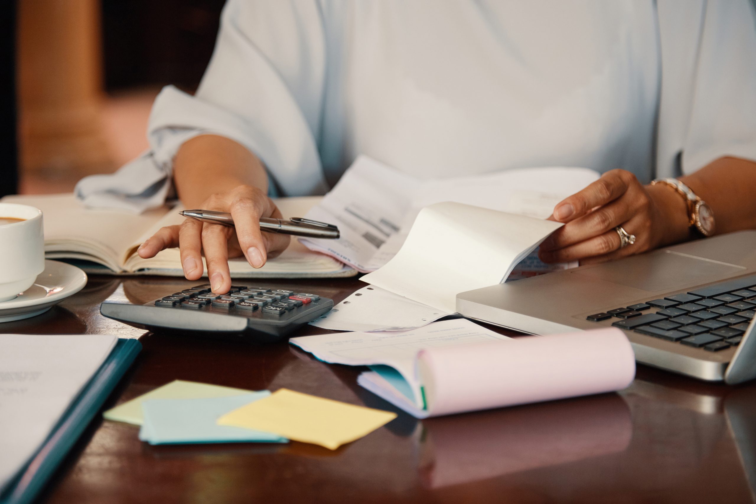 Descubre 5 contratos que tu empresa debería revisar antes de cerrar el año para detectar gastos innecesarios y optimizar el presupuesto.